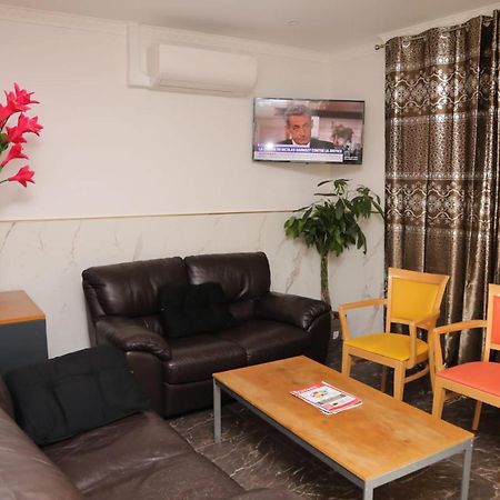 Hotel Le Privilege La Courneuve Kültér fotó