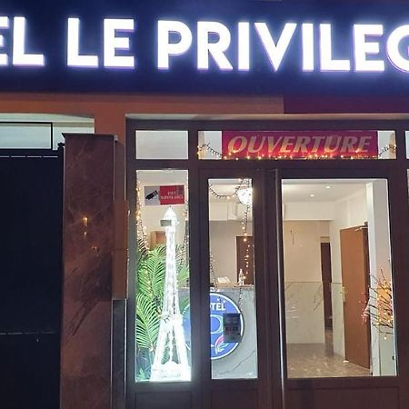 Hotel Le Privilege La Courneuve Kültér fotó