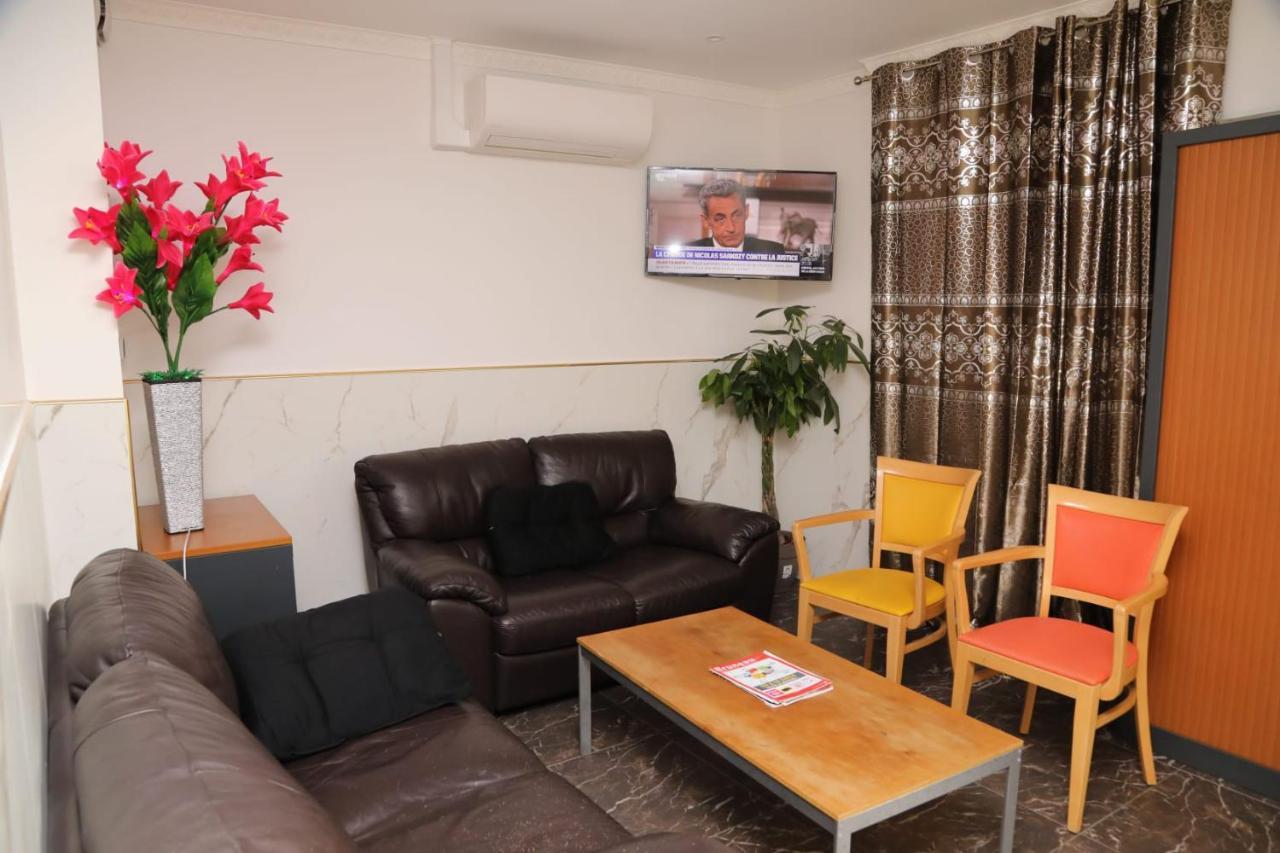 Hotel Le Privilege La Courneuve Kültér fotó